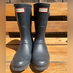 Women’s Hunter rain boots short size 8 Navy